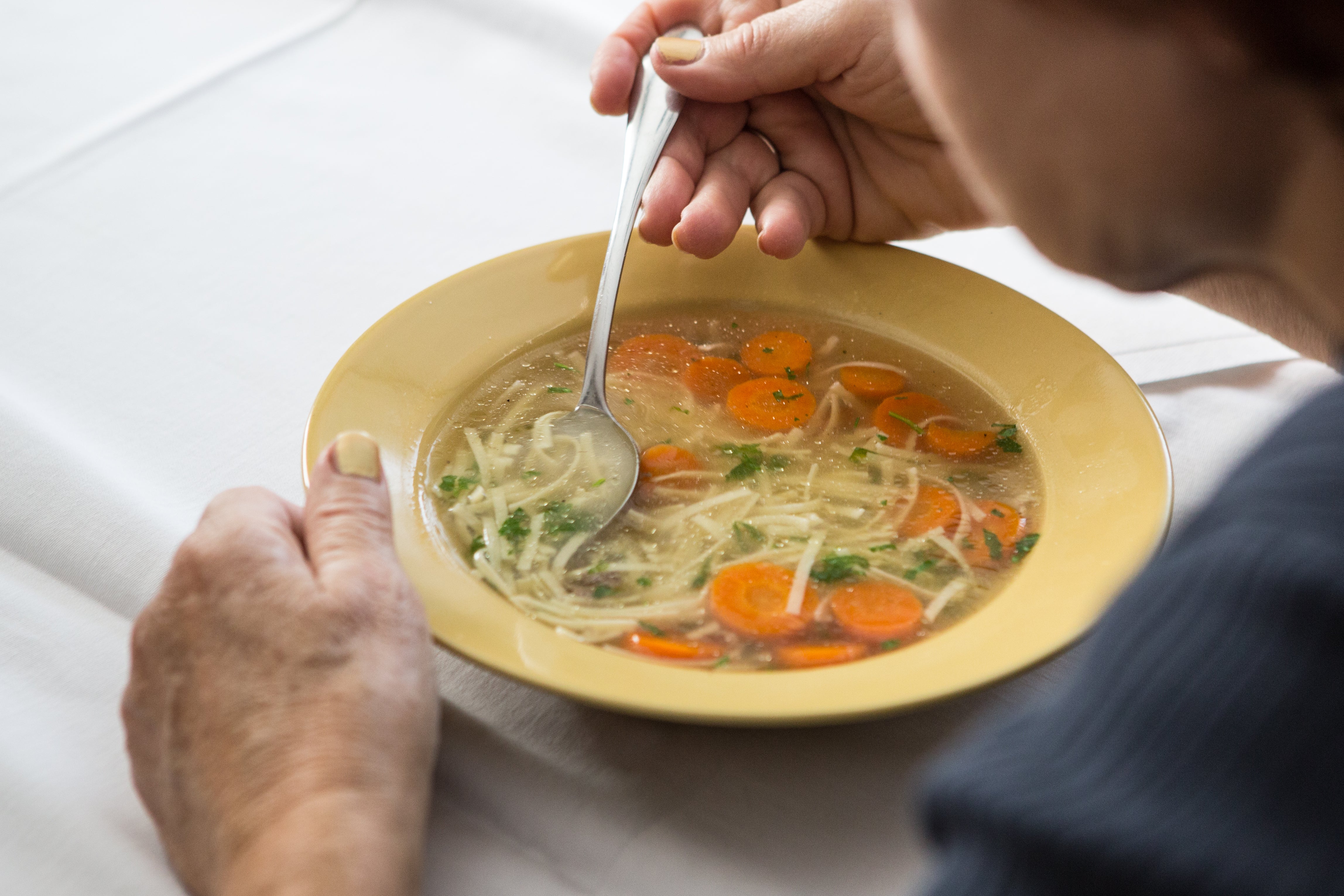 How can I make mealtime easier for my loved one with memory loss?