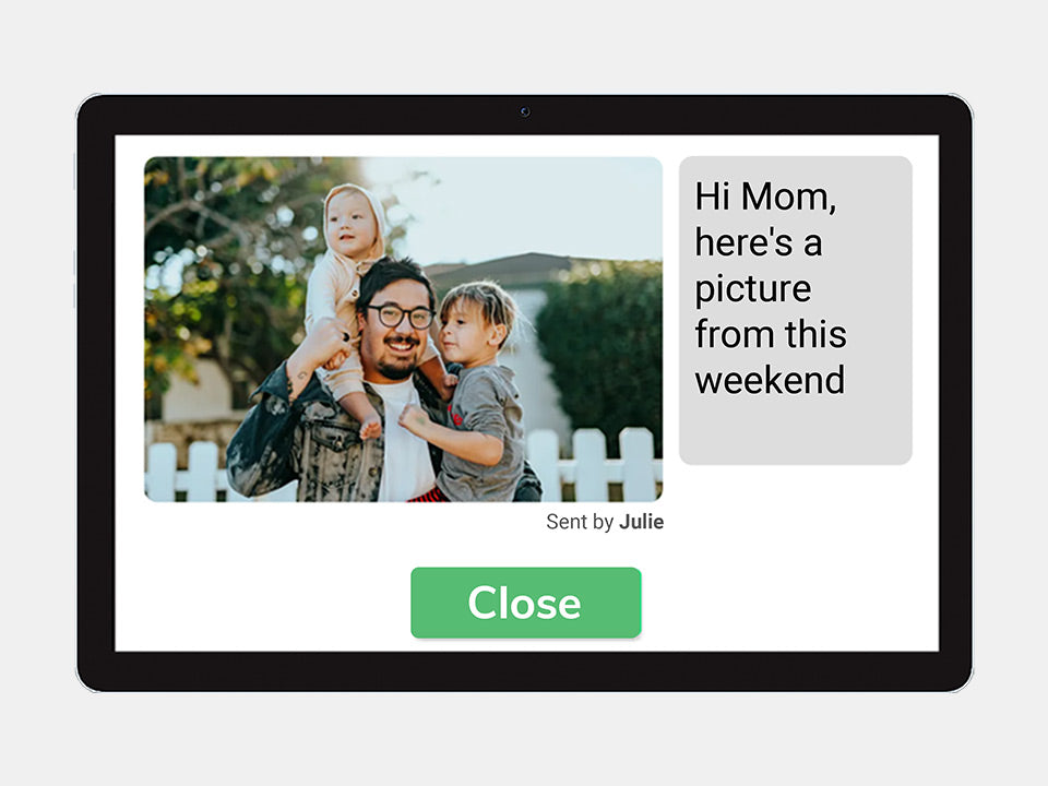 A message being received on the Idem Smart clock saying « hi Mom, here's a picture from this weekend ».