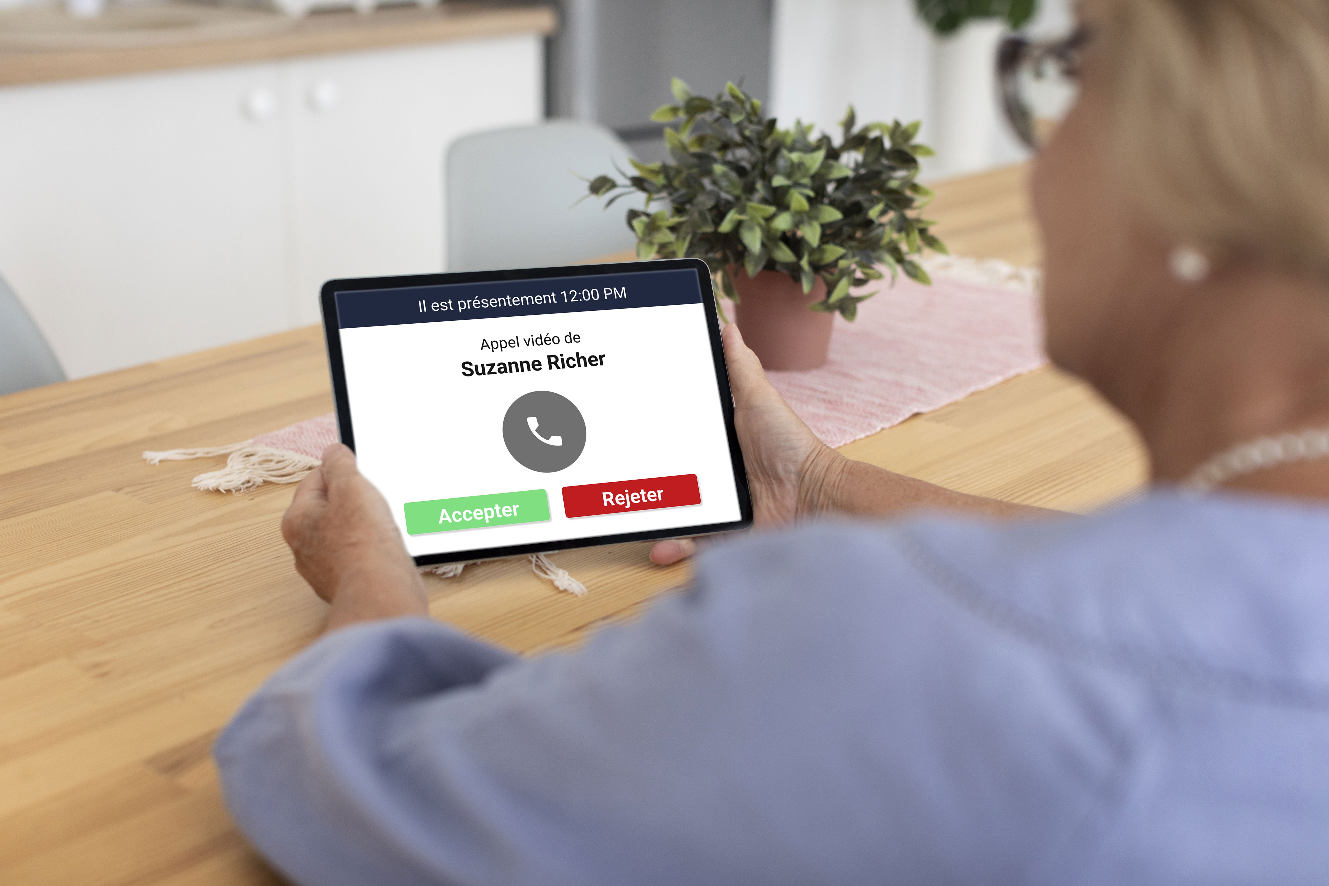 Une personne âgée qui reçoit un appel sur l'horloge Idem.