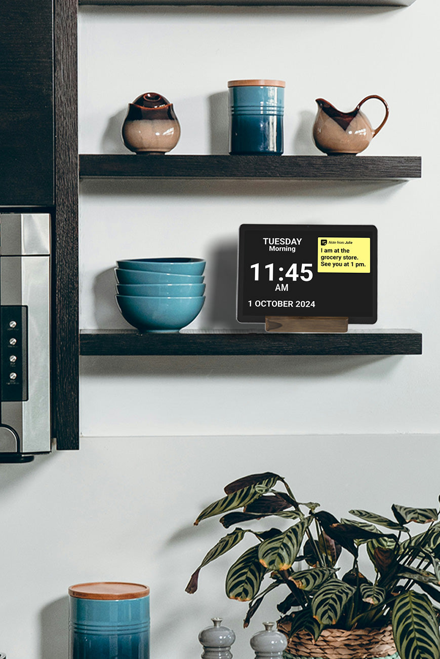 The Idem Clock on a kitchen shelve with a note displayed on the clock